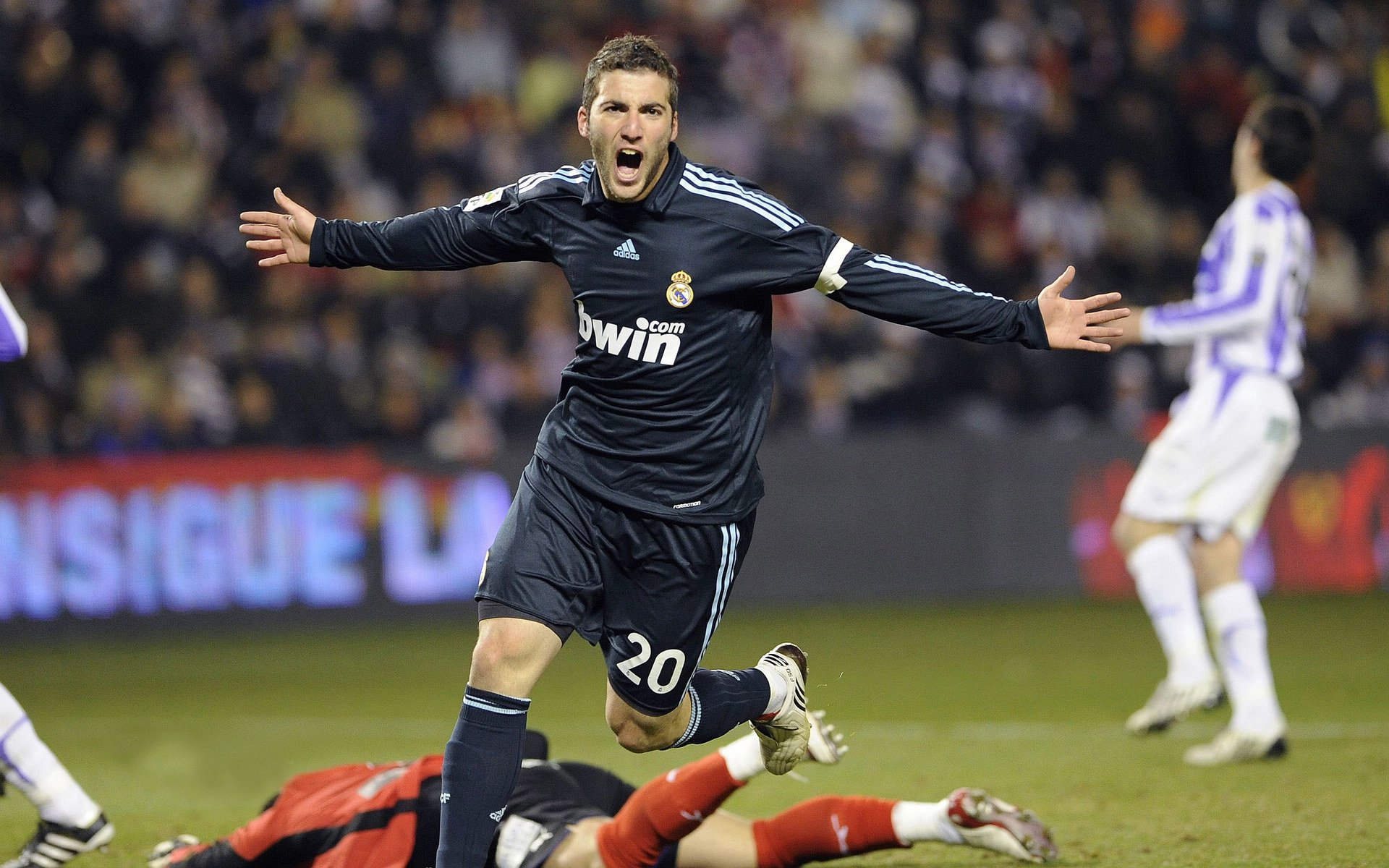 广厦铁骑横扫开拓者，东契奇破茧成蝶完成救赎